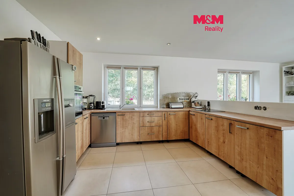 Prodej rodinného domu 280 m², pozemek 1025 m²